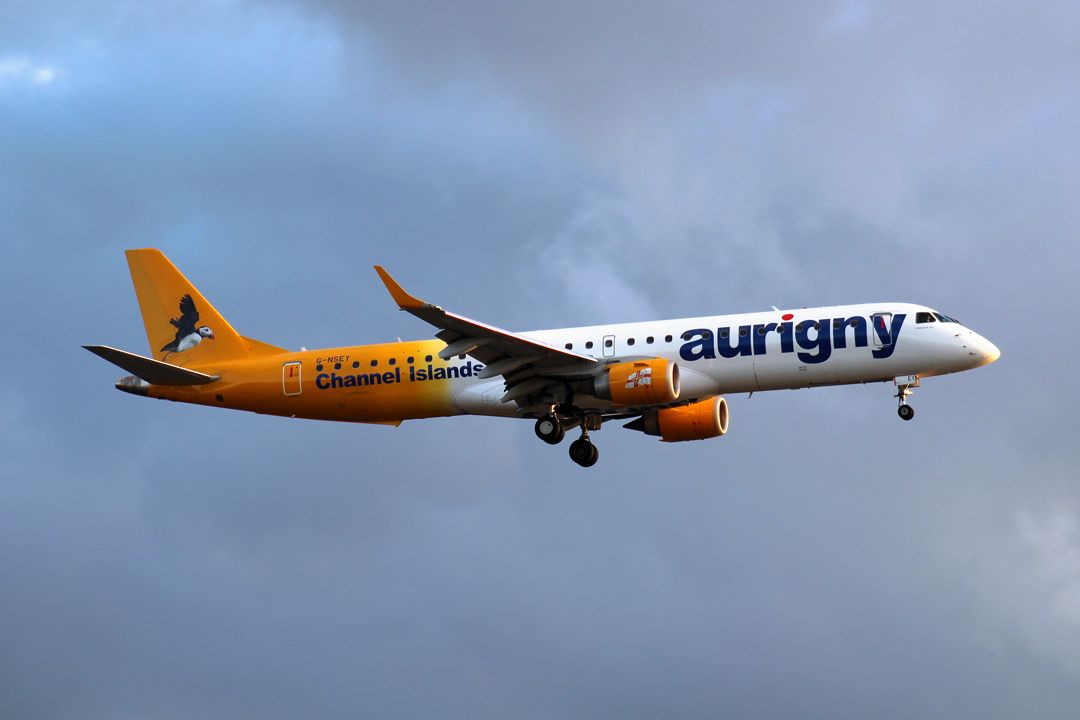 Aurigny Air Services Embraer E195STD G-NSEY im Anflug auf Rwy 26L in Gatwick