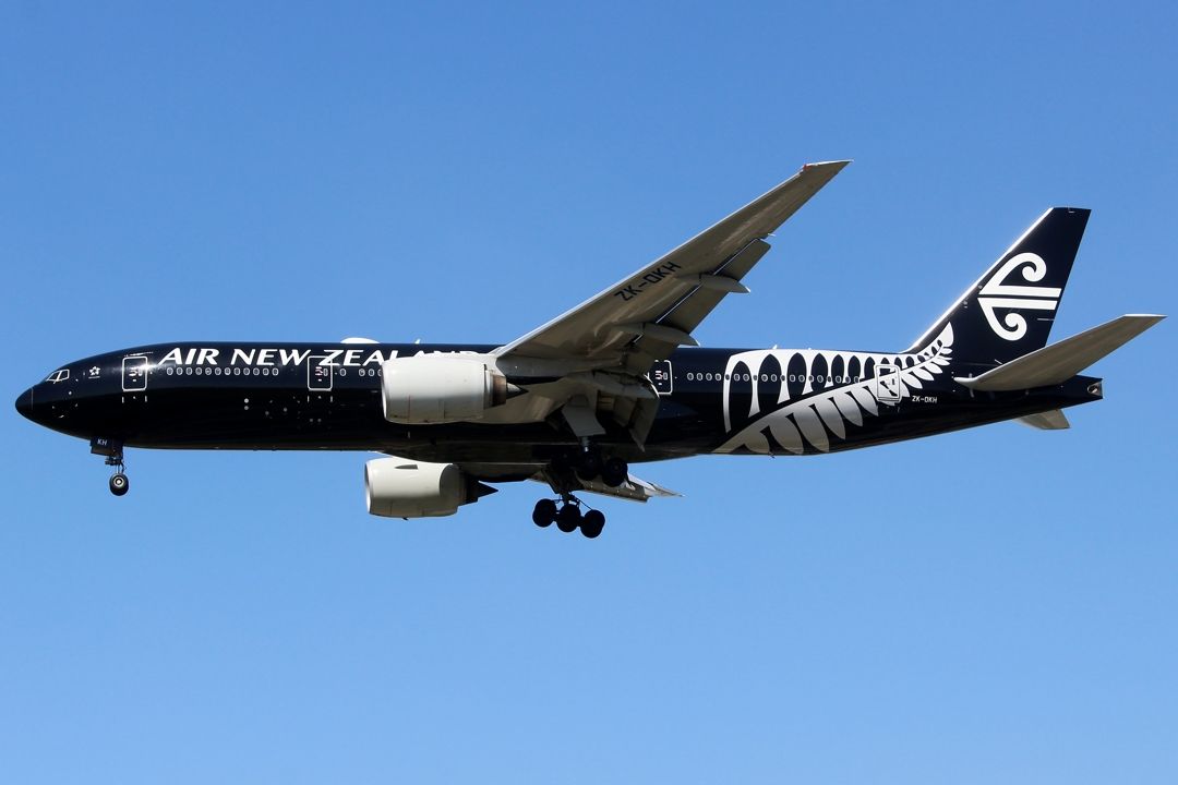 Air New Zealand Boeing 777-219(ER) ZK-OKH im Anflug auf Buenos Aires Ezeiza Rwy 35